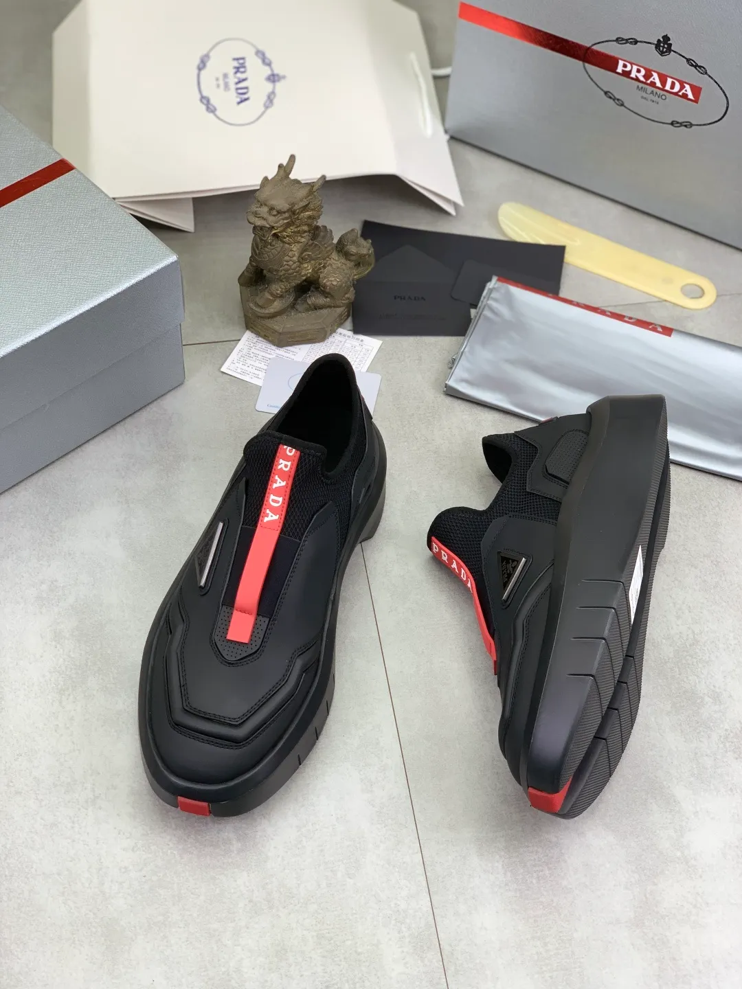 Men's men's shoes 💰P620💰[New model] The top version is now available on the official website, 🆘 The trendy brand (Prada) mainly promotes the popular style, avant-garde and versatile fashionable men's shoes, private version mold opening, cowhide surface splicing 1:1 replica.. Simple fashion, original imported cowhide and lining cowhide feet; the atmosphere and personality are more fashionable, eye-catching and pursuing class. It will subvert the old idea and be a must-have for fashion trendsetters with you! Must keep for yourself ! Tall and comfortable, large and low, high-end quality workmanship. The new high-end foam outsole from the official website. Size: 38-45. 3️⃣colors available.